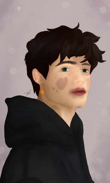 Junger Mann mit dunkelbraunen Haaren trägt einen schwarzen Kapuzenpullover und einen goldenen Sonnenohrring. Er hat grüne Augen und Vitiligo